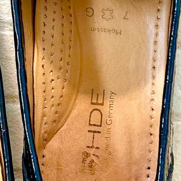 Reptile Texture Patent Leather Loafers - Picture 8 of 9